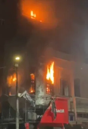 نيران ضخمة ت engulf محلين وشقة سكنية في ملوي المنيا.. أضرار مالية جسيمة نيران ضخمة ت engulf محلين وشقة سكنية في ملوي المنيا.. أضرار مالية جسيمة