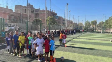 محافظ قنا يزور ملعب قرية كوم الضبع ويوجه بتعزيز المرافق الشبابية في إطار مشروع «حياة كريمة»