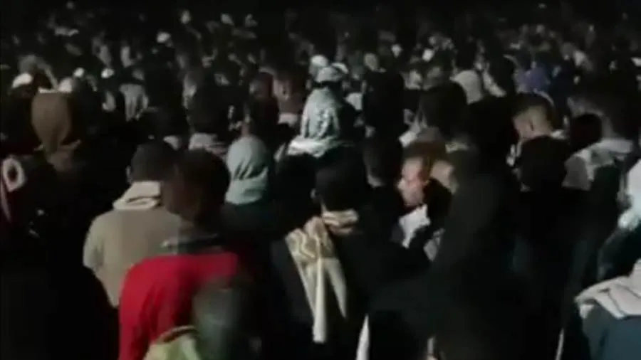 أهالي ديرمواس يودعون جثمان والد الأطفال الستة الذين فقدوا حياتهم. أهالي ديرمواس يودعون جثمان والد الأطفال الستة الذين فقدوا حياتهم.