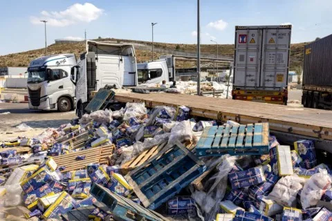 فضيحة جديدة: ضباط إسرائيليون يعترفون بتدمير مساعدات غذائية وطبية بعد رفض الجيش توزيعها في غزة فضيحة جديدة: ضباط إسرائيليون يعترفون بتدمير مساعدات غذائية وطبية بعد رفض الجيش توزيعها في غزة