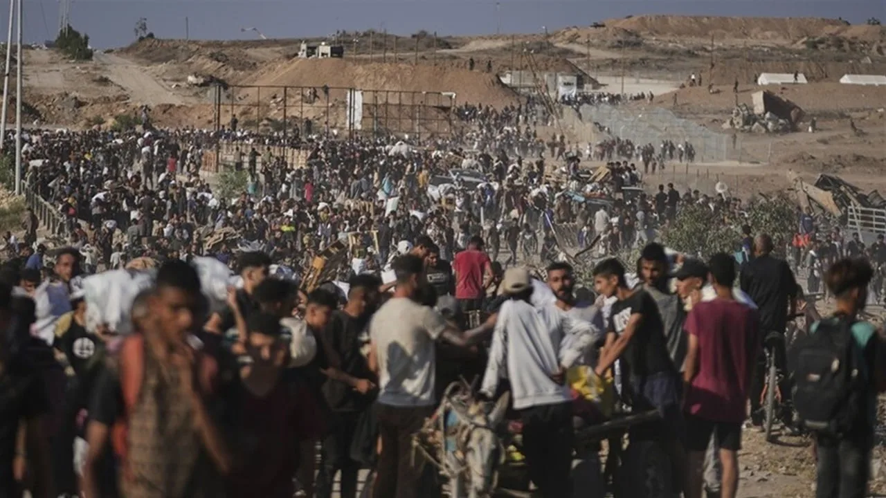 إسرائيل تنفذ مجزرة مروعة ضد المتقدمين للمساعدة في شمال غزة إسرائيل تنفذ مجزرة مروعة ضد المتقدمين للمساعدة في شمال غزة