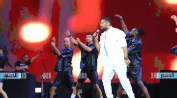 حفل تامر حسني ممتلئ بالجماهير في مهرجان العلمين