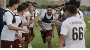 لاعبو سيراميكا يستقبلون عمرو السولية بحفاوة…صور