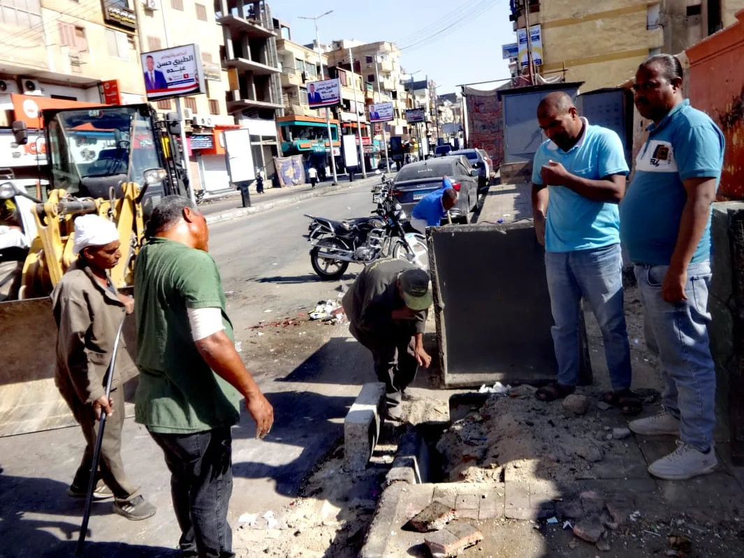 رئيس مدينة الأقصر يشرف على تحسين مستوى سور مبنى التلفزيون