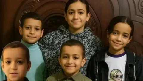 مأساة عائلية تثير صدمة في مصر.. الأب يلحق بأبنائه الستة في ظروف غير واضحة مأساة عائلية تثير صدمة في مصر.. الأب يلحق بأبنائه الستة في ظروف غير واضحة