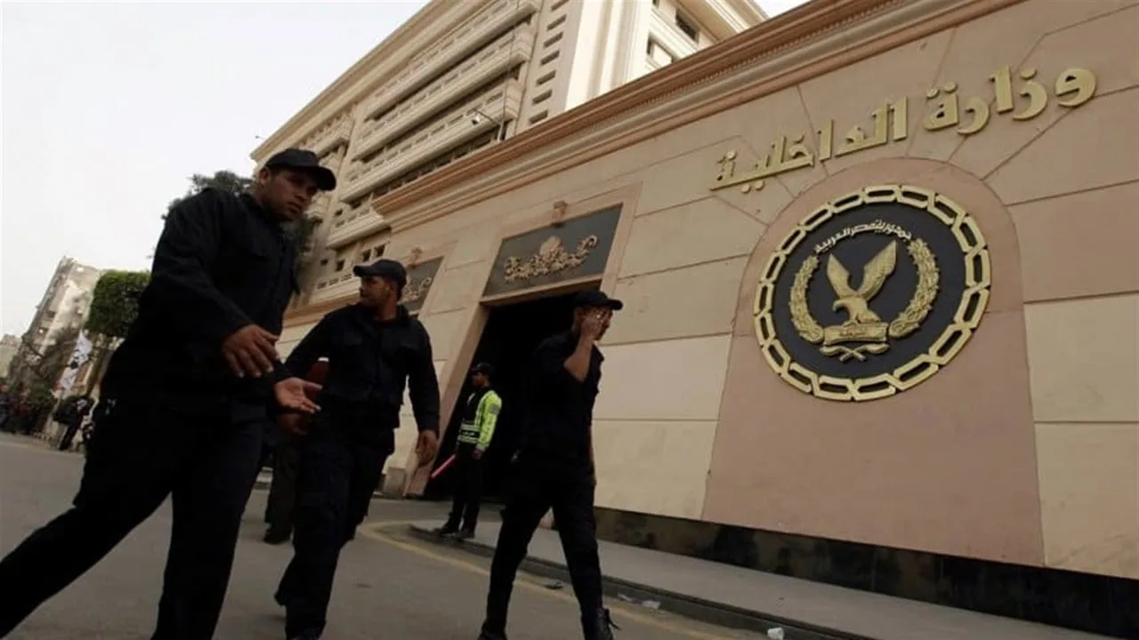 فيديو صادم يثير ضجة على مواقع التواصل: التعذيب بالسلاسل والصعق الكهربائي بسبب النفايات فيديو صادم يثير ضجة على مواقع التواصل: التعذيب بالسلاسل والصعق الكهربائي بسبب النفايات