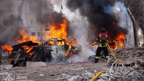 قتلى وجرحى ودمار واسع وحرائق ضخمة نتيجة هجمات عنيفة بين روسيا وأوكرانيا باستخدام العشرات من الطائرات المسيرة.. والتوتر في تصاعد.