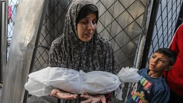 “لوفيجارو”: كارثة غزة تكشف ضعف الإنسانية والسياسة في الغرب