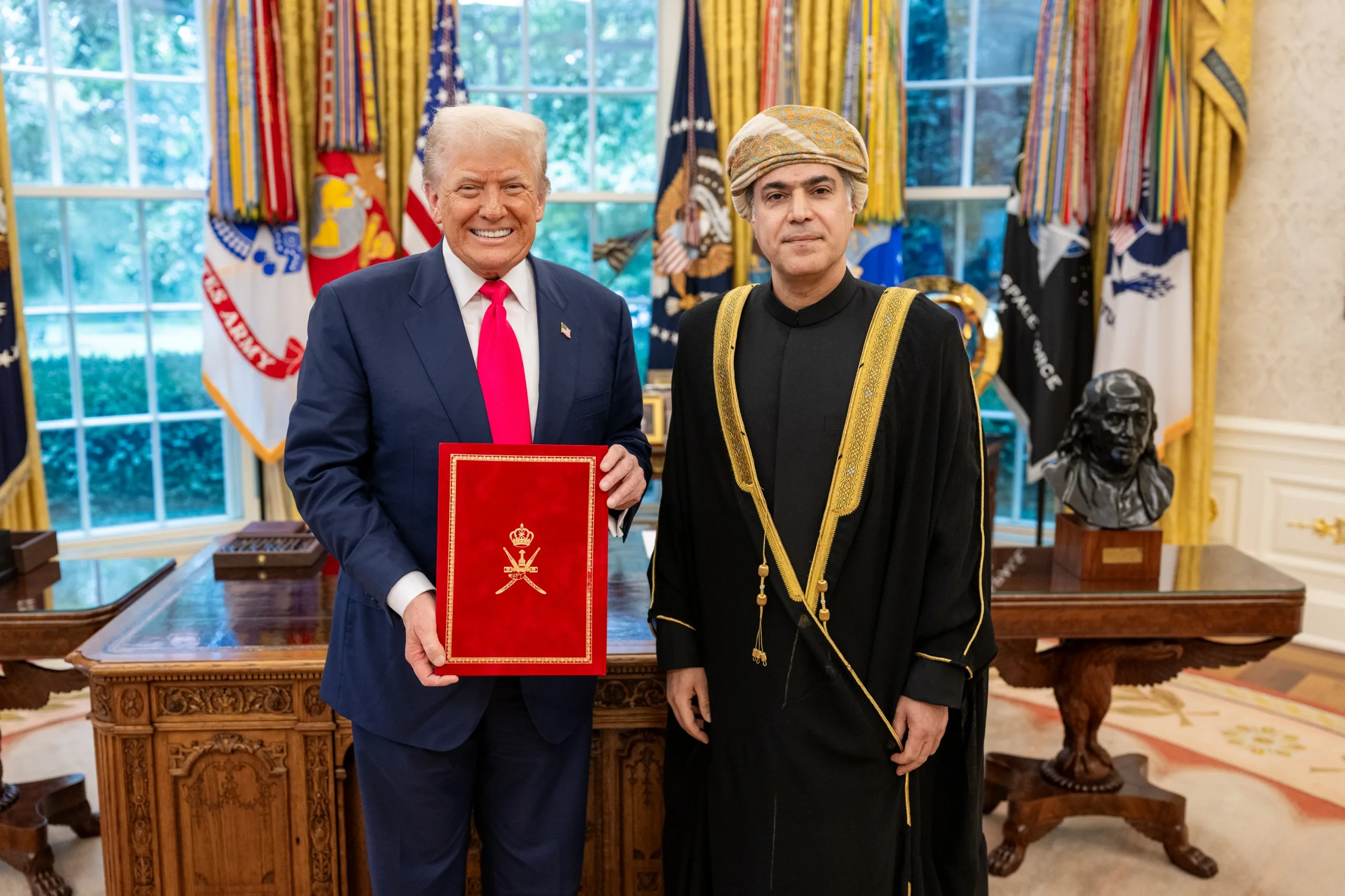 الرئيس الأمريكي يستقبل أوراق اعتماد سفير سلطنة عُمان الرئيس الأمريكي يستقبل أوراق اعتماد سفير سلطنة عُمان