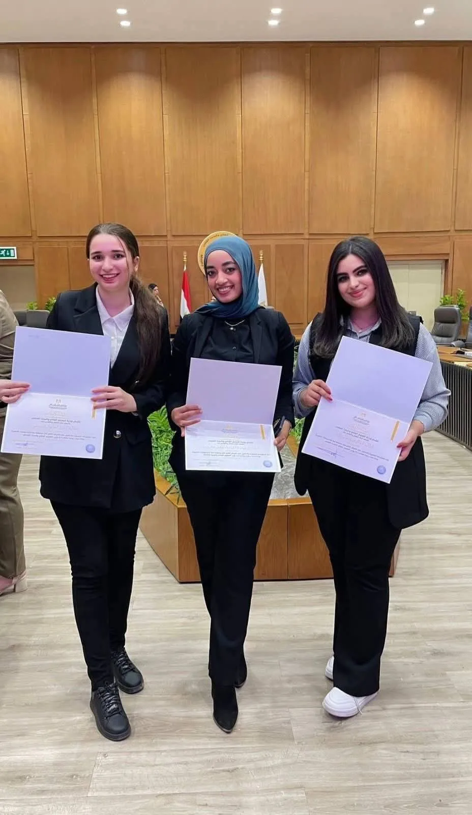 رئيس جامعة بورسعيد يقدم التهاني للفائزين بالمركز الثاني بين الجامعات المصرية