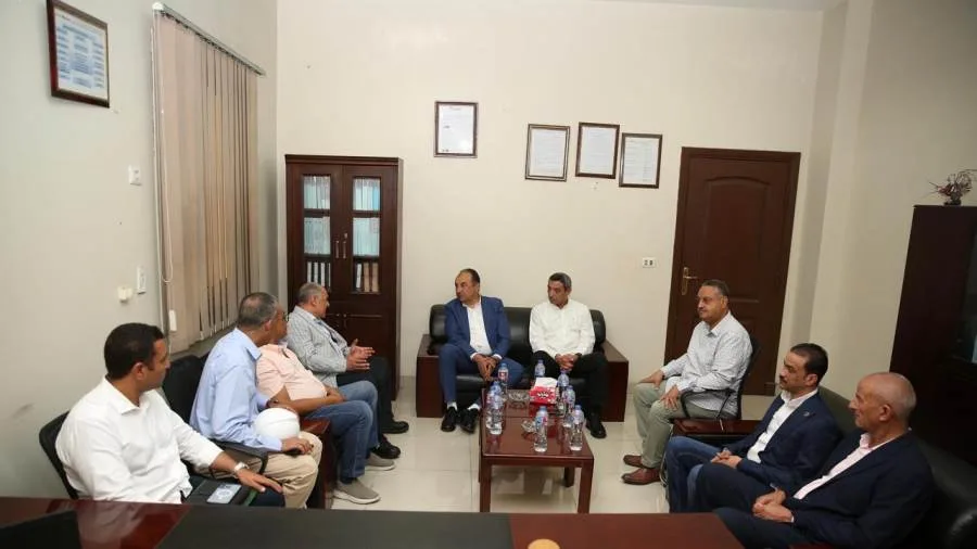 وزير قطاع الأعمال العام يجتمع مع محافظ السويس وعدد من النواب في بداية زيارته لشركة بلوكات الأنود المصرية بالعين السخنة وزير قطاع الأعمال العام يجتمع مع محافظ السويس وعدد من النواب في بداية زيارته لشركة بلوكات الأنود المصرية بالعين السخنة