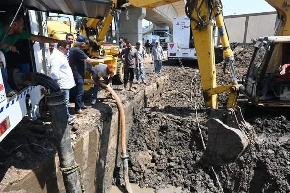 انفصال غير متوقع في خط مياه رئيسي في كفر الدوار.. واستجابة سريعة لبدء أعمال الصيانة انفصال غير متوقع في خط مياه رئيسي في كفر الدوار.. واستجابة سريعة لبدء أعمال الصيانة