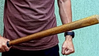 شاب يعتدي على حماه بضربه على رأسه بسبب انتقاده لإنفاق ابنته عليه في المعادي