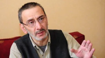 لقطة من الستينيات.. زياد الرحباني وهو يعزف على آلته المفضلة
