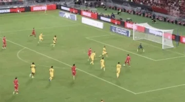 ميلان يحقق فوزًا كبيرًا على ليفربول بأربعة أهداف.
