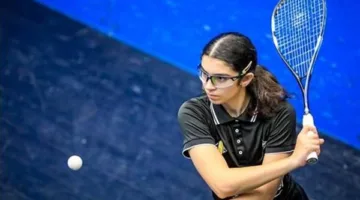 أمينة عرفي تُسجل سابقة تاريخية كأول لاعبة تفوز بلقب بطولة العالم لناشئات الإسكواش أربع مرات متتالية.