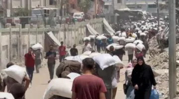 مقتل 25 فلسطينياً برصاص إسرائيلي في قطاع غزة، بينهم نازحون ومنتظرون للمساعدات الإنسانية.