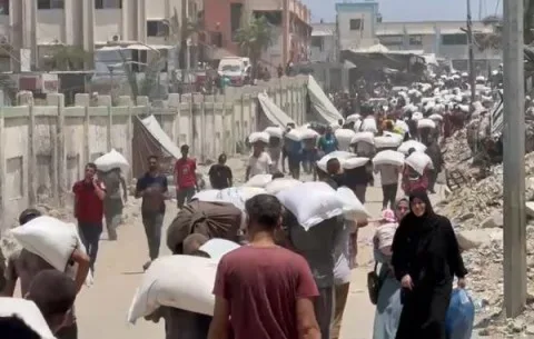 مقتل 25 فلسطينياً برصاص إسرائيلي في قطاع غزة، بينهم نازحون ومنتظرون للمساعدات الإنسانية. مقتل 25 فلسطينياً برصاص إسرائيلي في قطاع غزة، بينهم نازحون ومنتظرون للمساعدات الإنسانية.