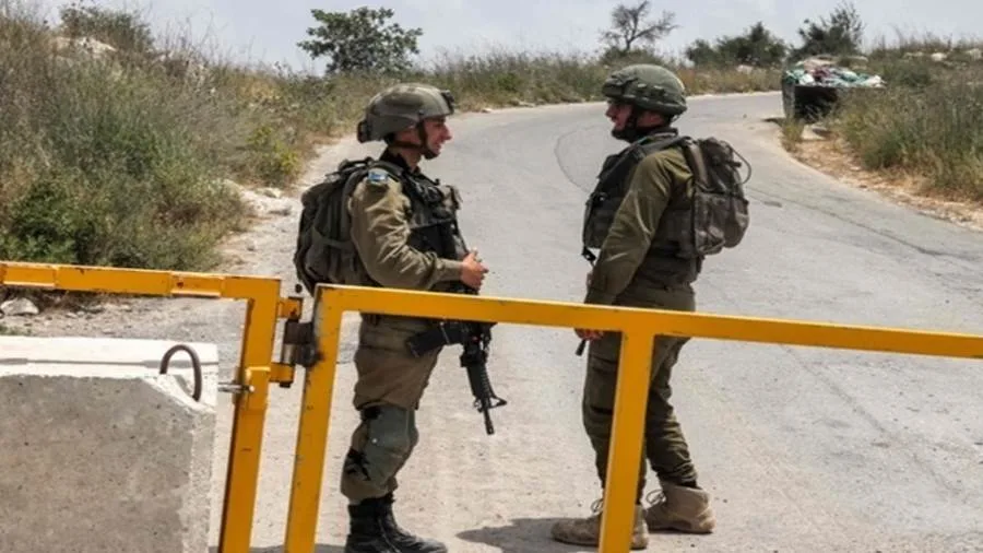 الجيش الإسرائيلي يقيم نقطة تفتيش عسكرية شرق طولكرم ويستمر في عدوانه للأسبوع الـ181