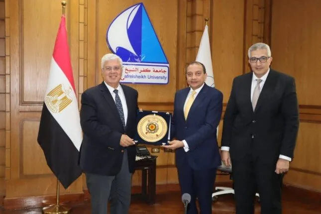 وزير التعليم العالي يحيي جهود الدكتور منصور حسن خلال فترة رئاسته لجامعة بني سويف.