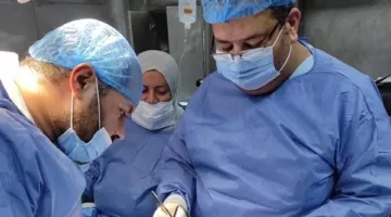 مستشفى جامعة سوهاج تحقق إنجازًا في إجراء عملية جراحية دقيقة باستخدام الميكروسكوب لاستئصال ورم دماغي
