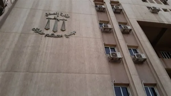 محكمة المعصرة تبت في تجديد حبس المتهمين في قضية “عصابة الأدوية المزيفة” بعد القبض عليهم متلبسين.