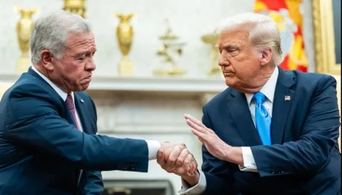 العاهل الأردني يؤكد خلال حديثه مع ترامب أهمية بذل كافة الجهود لوقف الحرب في غزة بشكل عاجل وضمان وصول المساعدات للفلسطينيين.