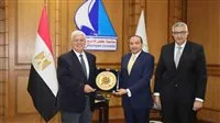 وزير التعليم العالي يكرّم الدكتور منصور حسن، رئيس جامعة بني سويف، بمناسبة تقاعده.
