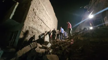 إنقاذ 3 أفراد والبحث عن مسنّة تحت أنقاض المنزل المنهار في أسيوط