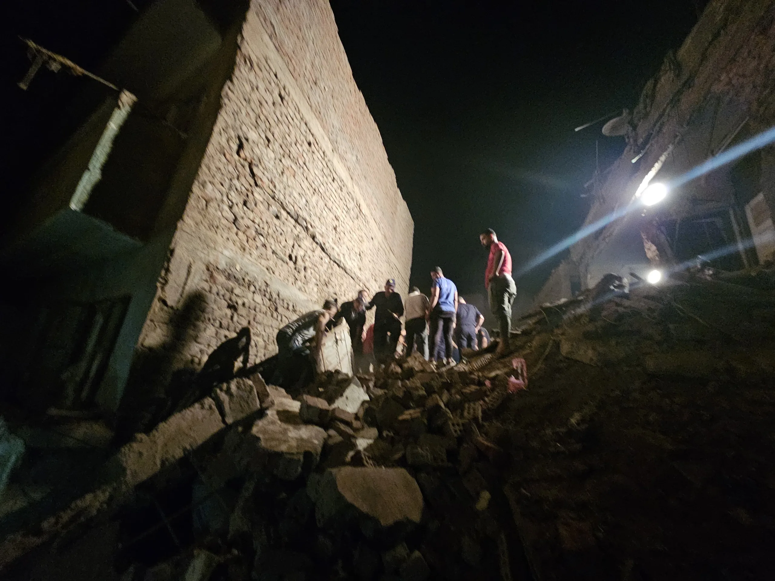 إنقاذ 3 أفراد والبحث عن مسنّة تحت أنقاض المنزل المنهار في أسيوط