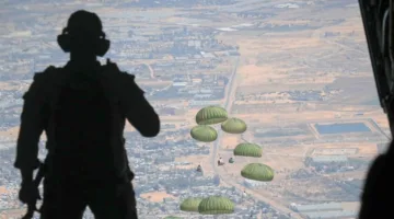 إصابات جراء سقوط مساعدات محمولة جواً في غزة