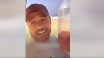 صياد فلسطيني يكتشف زجاجات طعام في البحر ويعرب عن شكره للمصريين.. ماذا صرح؟