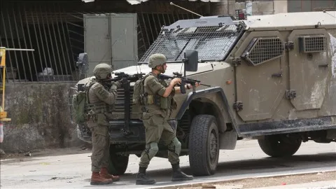 إصابات واعتقالات في صفوف الفلسطينيين جراء اقتحام الجيش الإسرائيلي لمناطق في الضفة الغربية إصابات واعتقالات في صفوف الفلسطينيين جراء اقتحام الجيش الإسرائيلي لمناطق في الضفة الغربية
