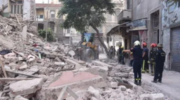 إصابة ثلاثة أفراد نتيجة انهيار جزء من مبنى شرق الإسكندرية.