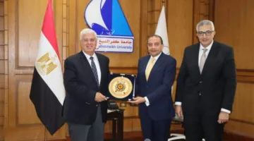 وزير التعليم العالي يكرم الدكتور منصور حسن تقديراً لجهوده أثناء قيادته جامعة بني سويف.
