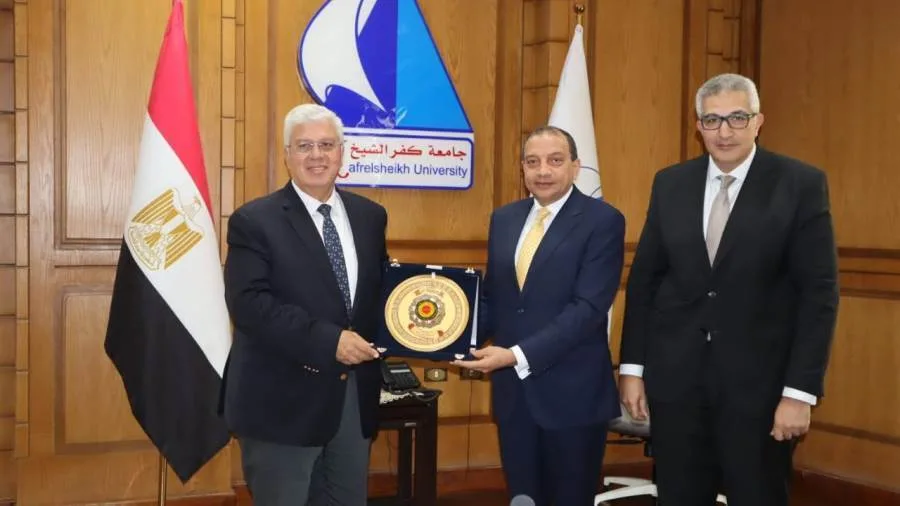 وزير التعليم العالي يكرم الدكتور منصور حسن تقديراً لجهوده أثناء قيادته جامعة بني سويف.