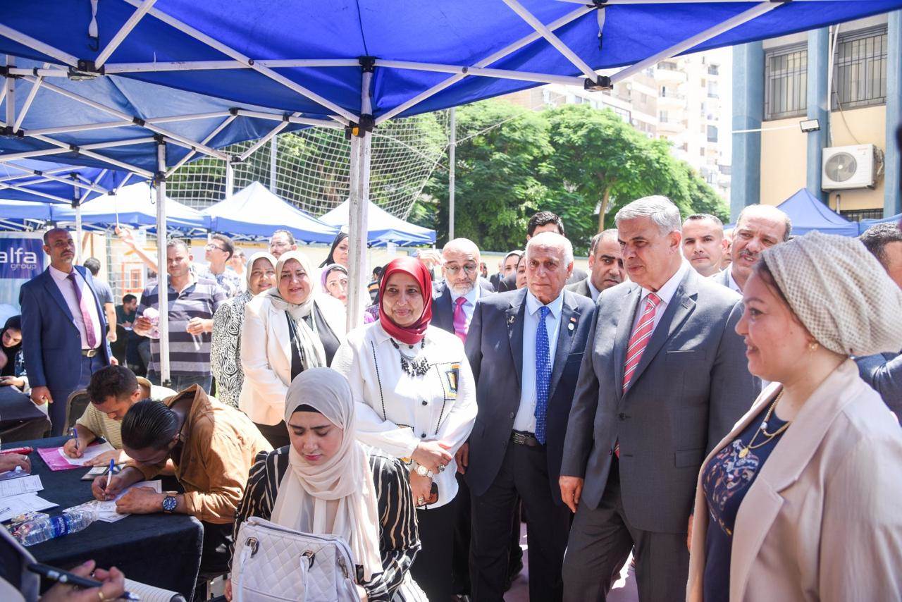 محافظ الإسكندرية يفتتح فعاليات الملتقى التوظيفي السادس لخريجي التعليم الفني ضمن مبادرة " انزل اشتغل "بمشاركة 45 شركة وتوفير 9000 فرصة عمل متنوعة
