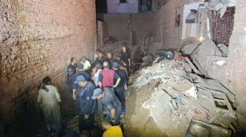 انهار مبنى مكون من ثلاثة طوابق في أسيوط والفرق تبحث عن سيدة مسنّة تحت الأنقاض | صور