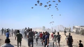 طائرات تقوم بإلقاء المساعدات من الجو غرب غزة