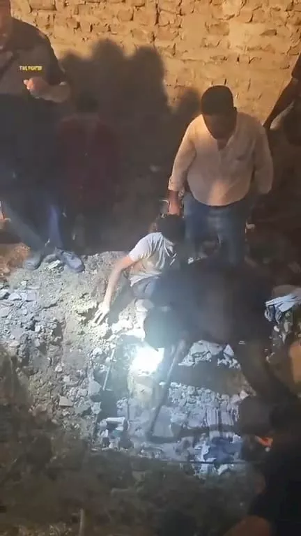 اللقطات الأولى من موقع-collapse منزل ثلاثي الطوابق غرب أسيوط