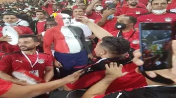 وداعًا لـ “السمعة”.. وفاة أول مشجع للنادي المصري ومنتخب مصر الذي كان يُزين جسده بعلم بلاده