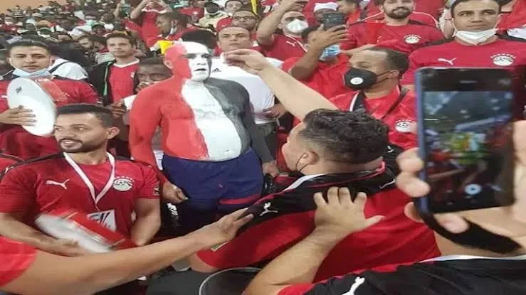 وداعًا لـ “السمعة”.. وفاة أول مشجع للنادي المصري ومنتخب مصر الذي كان يُزين جسده بعلم بلاده وداعًا لـ “السمعة”.. وفاة أول مشجع للنادي المصري ومنتخب مصر الذي كان يُزين جسده بعلم بلاده