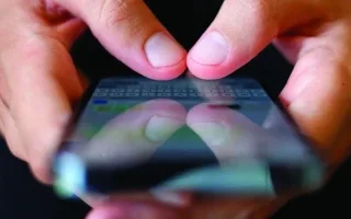 طبيب متخصص في العظام ينبه من خطر “إبهام الهاتف المحمول”