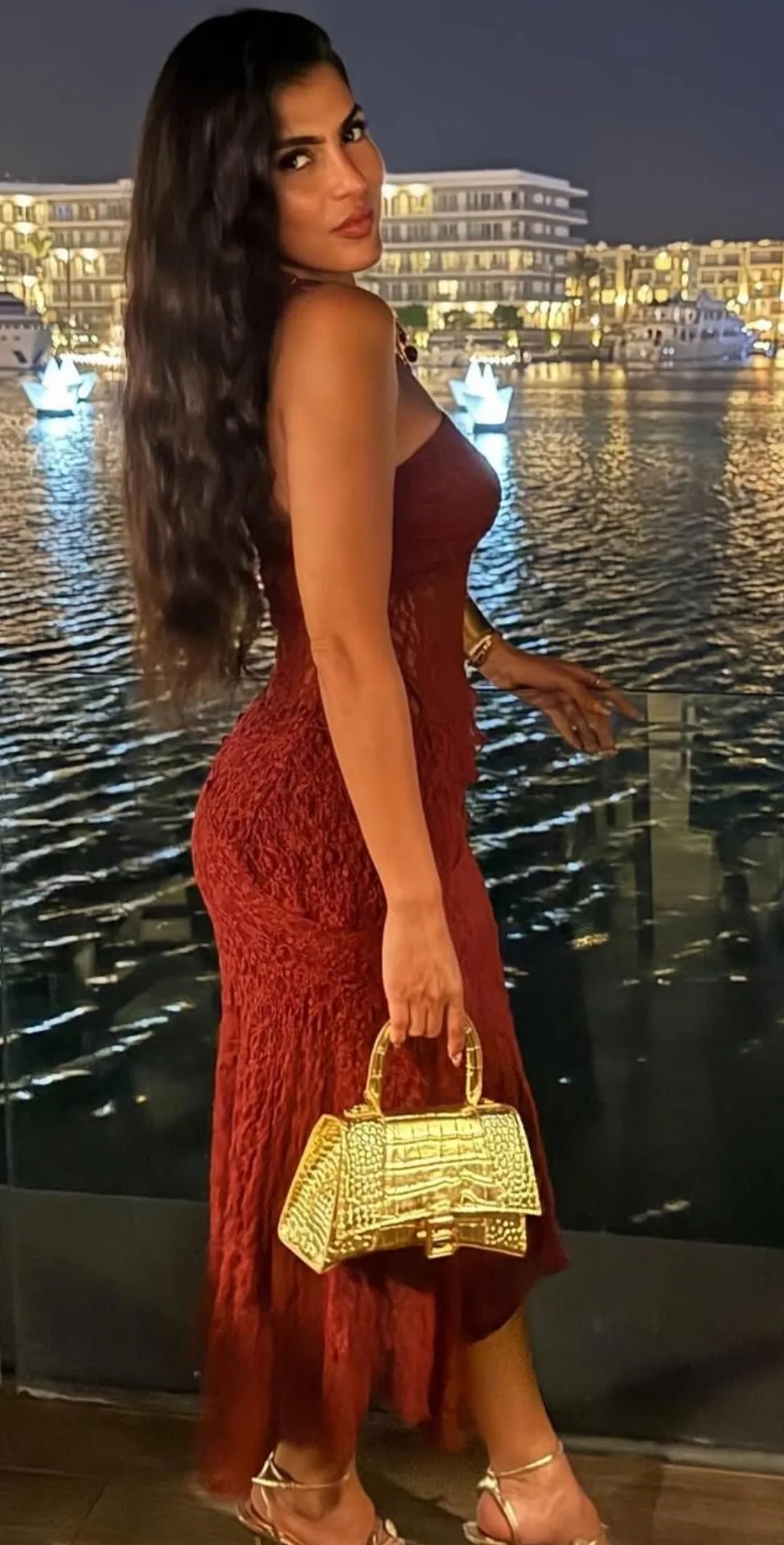 إطلالة مميزة .. رانيا أبو النصر تجذب الأنظار بطلّتها.