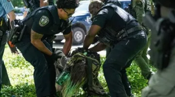 عدة أشخاص يتعرضون للطعن في حادث بولاية ميشيغان الأمريكية واعتقال مشتبه به (فيديو)