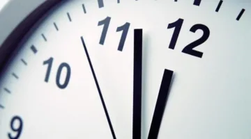 الساعة 12 صباحًا تعود إلى 11 مساءً يوم الخميس.. انتهاء التوقيت الصيفي في هذا التوقيت.