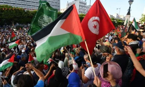 مئات التونسيين يتظاهرون في “حصار سفارة واشنطن” احتجاجاً على مجازر غزة مئات التونسيين يتظاهرون في “حصار سفارة واشنطن” احتجاجاً على مجازر غزة
