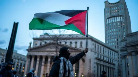 حزب بريطاني يمهل ستارمر بـ”إجراء تصويت” في البرلمان للاعتراف بدولة فلسطين إذا استمر في رفض ذلك. حزب بريطاني يمهل ستارمر بـ”إجراء تصويت” في البرلمان للاعتراف بدولة فلسطين إذا استمر في رفض ذلك.