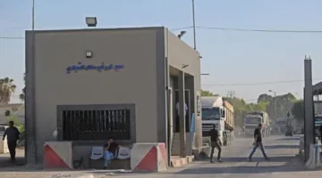 لحظة وصول قافلة المساعدات الإنسانية من مصر إلى معبر كرم أبو سالم (فيديو)