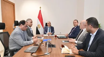 وزير الري يتابع جهود إزالة الحشائش وورد النيل والتعديات على المجاري المائية.